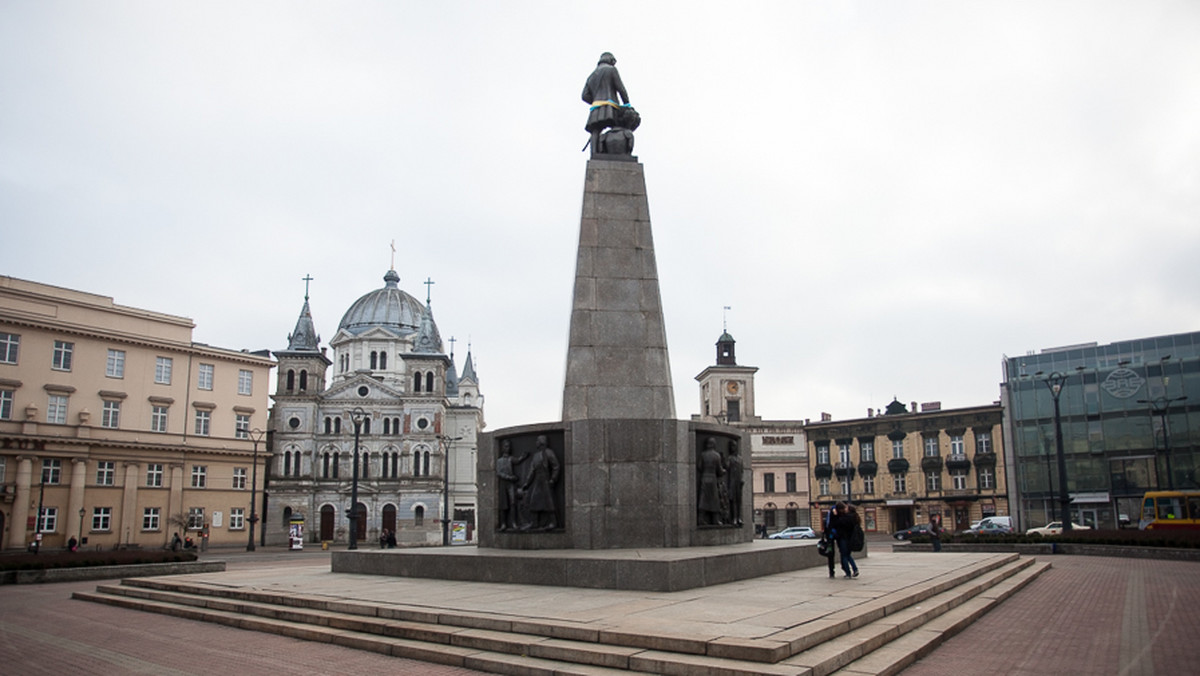 W Łodzi powstał pomnik ofiar katastrofy w Smoleńsku. Inicjatorem tej formy upamiętnienia tragedii z 10 kwietnia 2010 r. był b. metropolita łódzki, a obecnie metropolita krakowski - abp Marek Jędraszewski. W piątek weźmie on udział w uroczystym odsłonięciu pomnika.