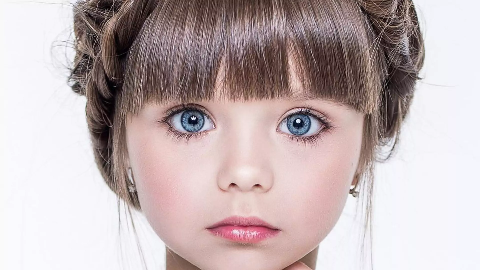 6-letnią Anę okrzyknięto najpiękniejszą dziewczynką świata. Wygląda jak laleczka