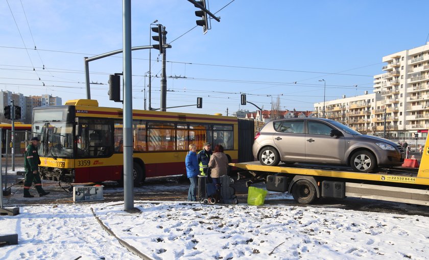 Wypadek na Bemowie. Autobus zderzył się osobówką.