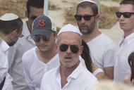 Ashton Kuschner (w czapce) na pogrzebie założyciela Kabbalah Center Philipa Berga w Safed w Izraelu, 18 września 2013 r.