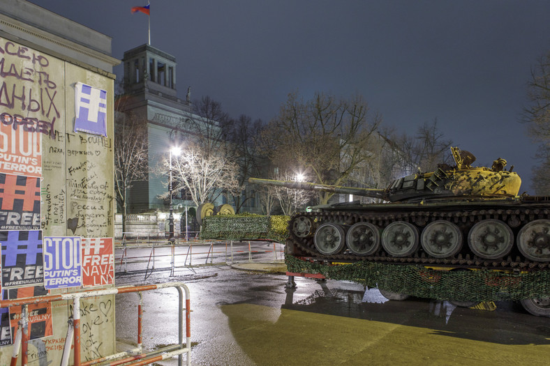 Czołg przed rosyjską ambasadą w Berlinie