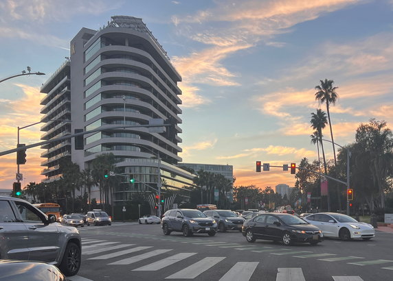 Zbliżamy się do Beverly Hills, a tu dwie Hondy CR-V, Honda Civic i Tesla Model 3.