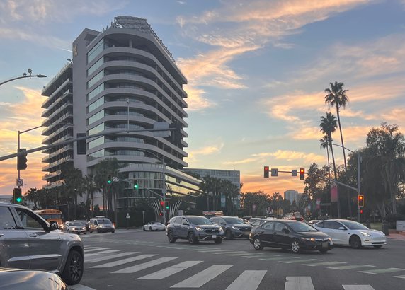 Zbliżamy się do Beverly Hills, a tu dwie Hondy CR-V, Honda Civic i Tesla Model 3.