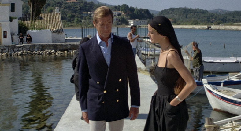 Roger Moore w roli Jamesa Bonda