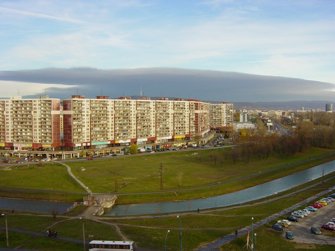 Nie łudź się, że niezabudowany kawałek terenu przed domem na zawsze taki zostanie. Miasto nie lubi próżni. Prowizoryczny parking czy trawiasty wybieg dla psów może wystrzelić w górę i zmienić się w wieżowiec, halę marketu spożywczego lub dwupasmową drogę. Jeśli chcesz być pewien, że twoje słoneczne mieszkanie na zawsze takim zostanie, prześledź dokładnie plany zagospodarowania przestrzennego okolicy.