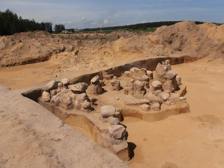 Prace wykopaliskowe na stanowisku kurhanu kultury trzcinieckiej datowanego na XVIII w. p.n.e. odkrytego podczas budowy Zbiornika Niewiadoma na Podlasiu