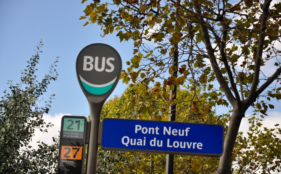 ... znak na przystanku autobusowym jest bardziej nowoczesny. W Paryżu można spotkać m.in. miejskie autobusy hybrydowe i zasilane biogazem