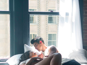 Joe Jonas plus size modellel szerelmeskedik, és ez lesz a legszexibb, a legmenőbb dolog, amit láttál!