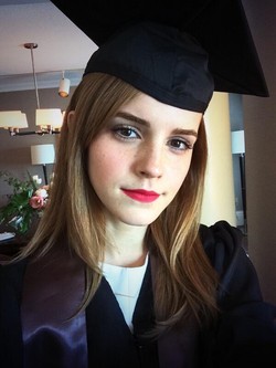 Emma Watson gwiazdą z dyplomem [ZDJĘCIA]