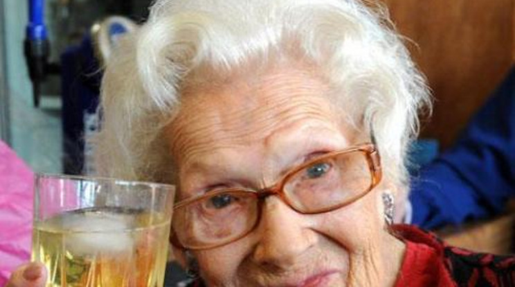 Cigi és whiskey a hosszú élet titka a 100 éves néni szerint
