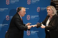 Warszawa, 04.12.2021. Premier Węgier Viktor Orban (L) i przewodnicząca Frontu Narodowego/Zjednoczenia Narodowego Marine Le Pen (P) biorą udział w konferencji The Warsaw Summit, 4 bm. w Hotelu Regent w Warszawie. Podczas wydarzenia liderzy europejskich partii konserwatywnych i prawicowych będą dyskutować m.in. o przyszłości Unii Europejskiej i ewentualnych reformach instytucjonalnych Wspólnoty. (aldg) PAP/Marcin Obara