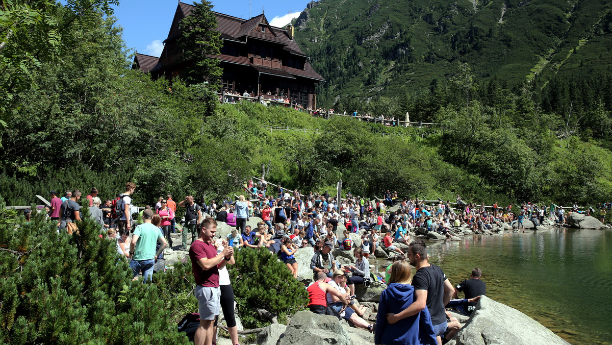 Tłumy turystów na górskich szlakach