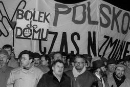 Jan Parys, Jarosław Kaczyński i Adam Glapiński na demonstracji Porozumienia Centrum żądającej 29 stycznia 1993 r. rezygnacji prezydenta Lecha Wałęsy. 