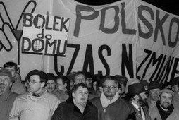 Jan Parys, Jarosław Kaczyński i Adam Glapiński na demonstracji Porozumienia Centrum żądającej 29 stycznia 1993 r. rezygnacji prezydenta Lecha Wałęsy. 