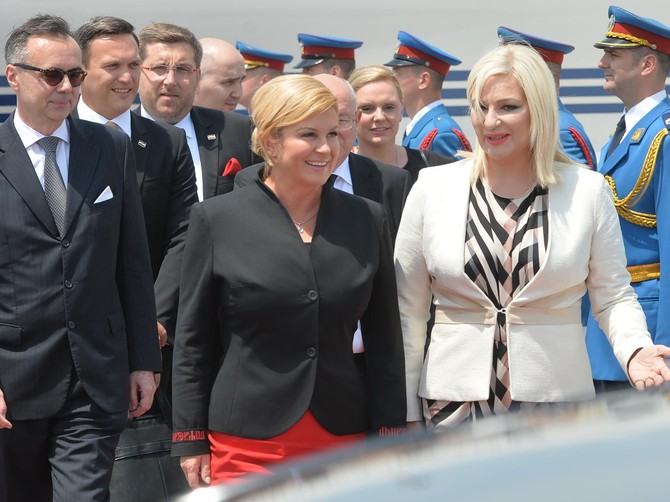 Kolindu Grabar Kitarović danas je na aerodromu dočekala Zorana Mihajlović