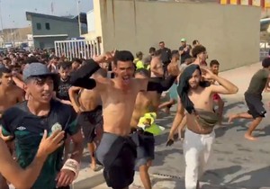 Migranti iz Maroka u španskoj enklavi Seuta