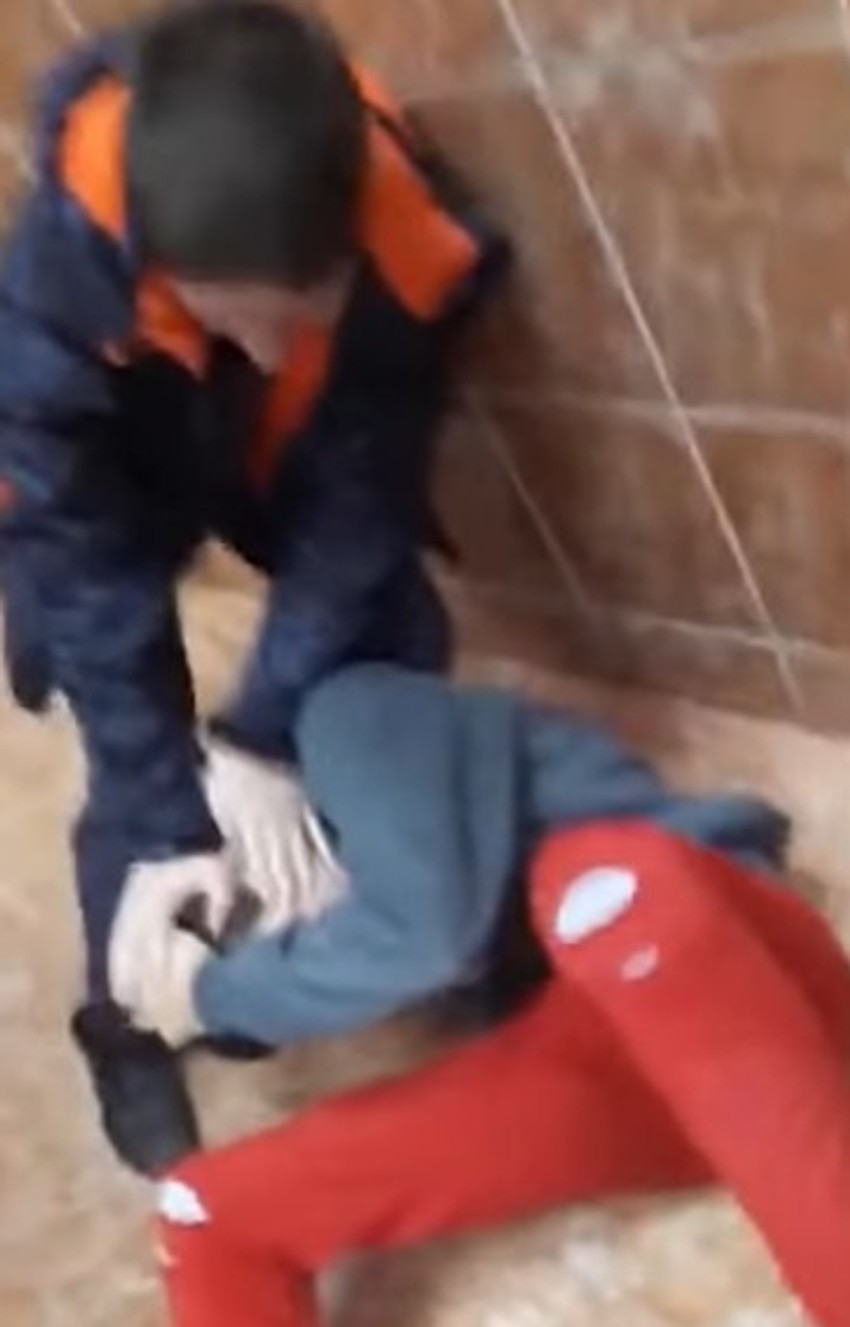 Vršnjak šutira druga u toaletu škole