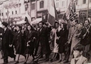 Britanska zastava na demonstracijama u Beogradu 27. marta 1941. godine | Foto: Imperijalni ratni muzej u Londonu - BBC