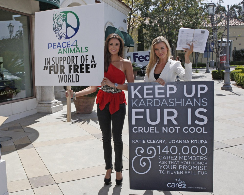 Joanna Krupa protestuje przed sklepem Kim Kardashian