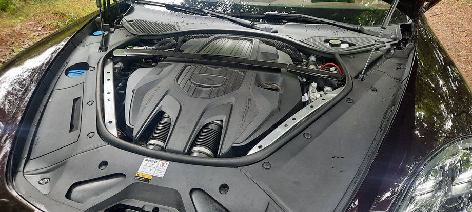 Porsche Panamera 4 E-Hybrid - pod maską mamy silnik V6, który potrafi brzmieć bardzo elektryzująco. Wspomaga go silnik na prąd. Dzięki temu łącznie mamy do dyspozycji 462 KM.
