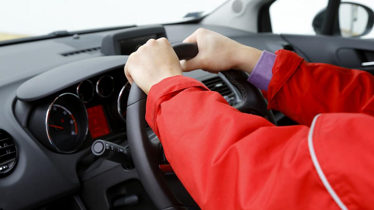 Drgania kierownicy po wymianie opon. 10 możliwych powodów