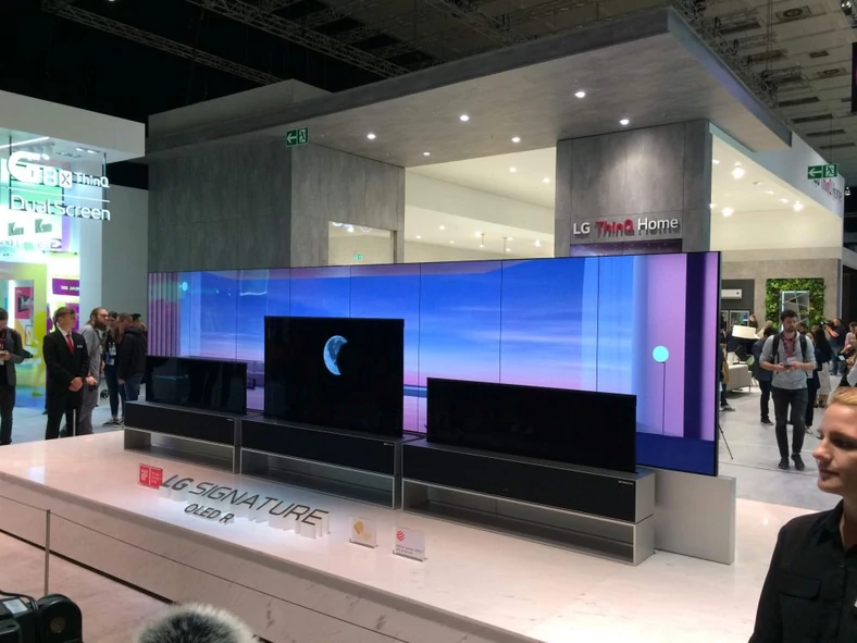 LG Signature OLED R może działać również w pozycji nie do końca wysuniętej.