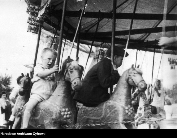 Zabawy ludowe na Bielanach w Warszawie - rok 1948 - zdjęcie pochodzi z archiwów Narodowego Archiwum Cyfrowego