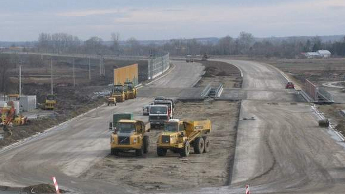 Najwcześniej na wiosnę 2014 roku uda się otworzyć autostradę A4 w rejonie Rzeszowa - podaje serwis nowiny24.pl.