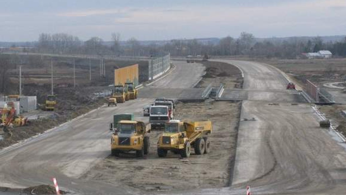 Najwcześniej na wiosnę 2014 roku uda się otworzyć autostradę A4 w rejonie Rzeszowa - podaje serwis nowiny24.pl.