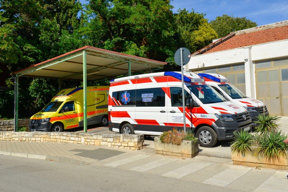 MLADIĆ (20) AKTIVIRAO BOMBU, ODJEKNULA EKSPLOZIJA Hitno prevezen u bolnicu zajedno sa ocem i bratom, drama kod Bosiljeva: Probijeni zidovi kuće