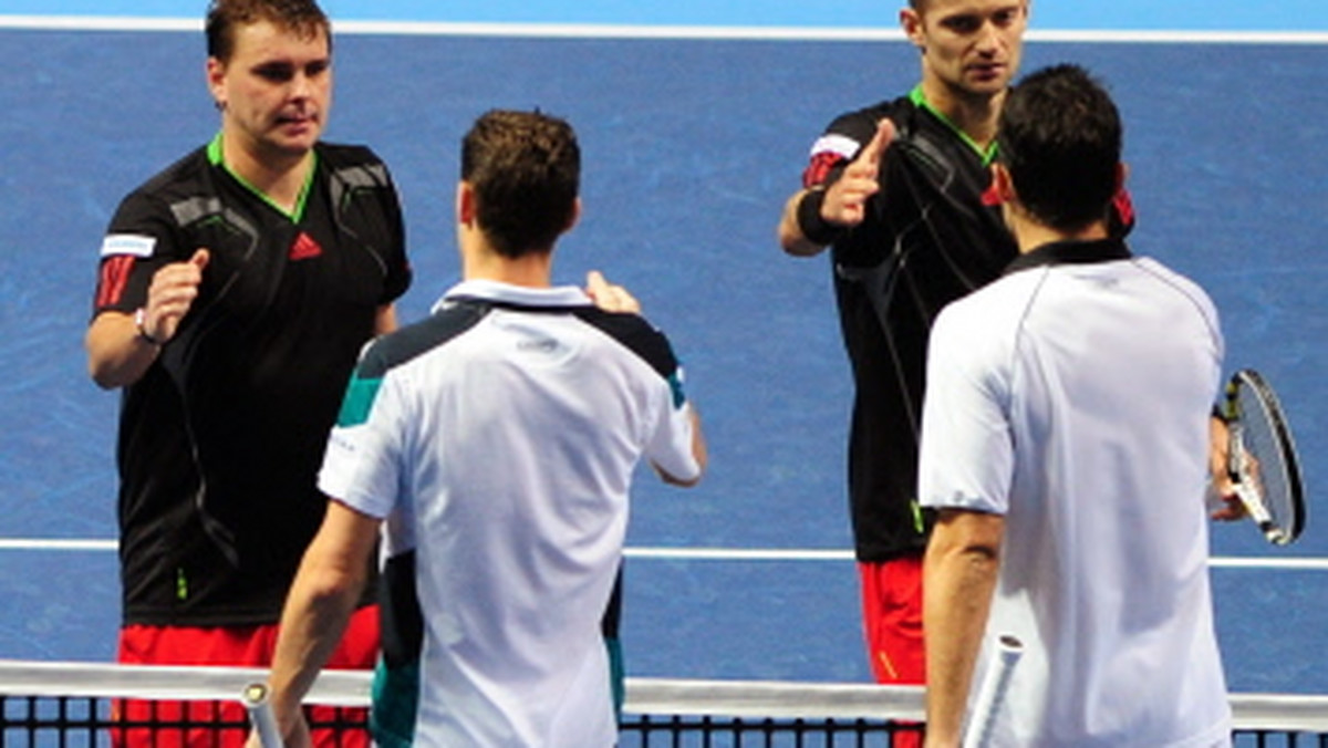 Mariusz Fyrstenberg i Marcin Matkowski spotkają się z Kanadyjczykiem Danielem Nestorem i Białorusinem Maksem Mirnym w drugiej kolejce spotkań grupy B deblistów w tenisowym turnieju masters - ATP World Tour Finals (pula nagród 5,07 mln funtów) w Londynie. Jeśli nasi zawodnicy wygrają, awansują do półfinału prestiżowych zawodów.