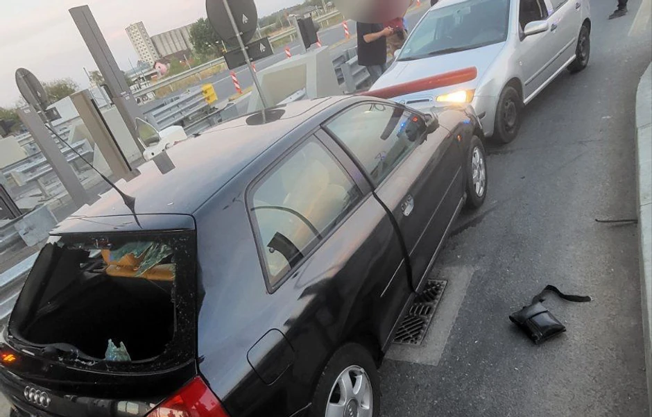 Polomljeno zadnje staklo na automobilu 