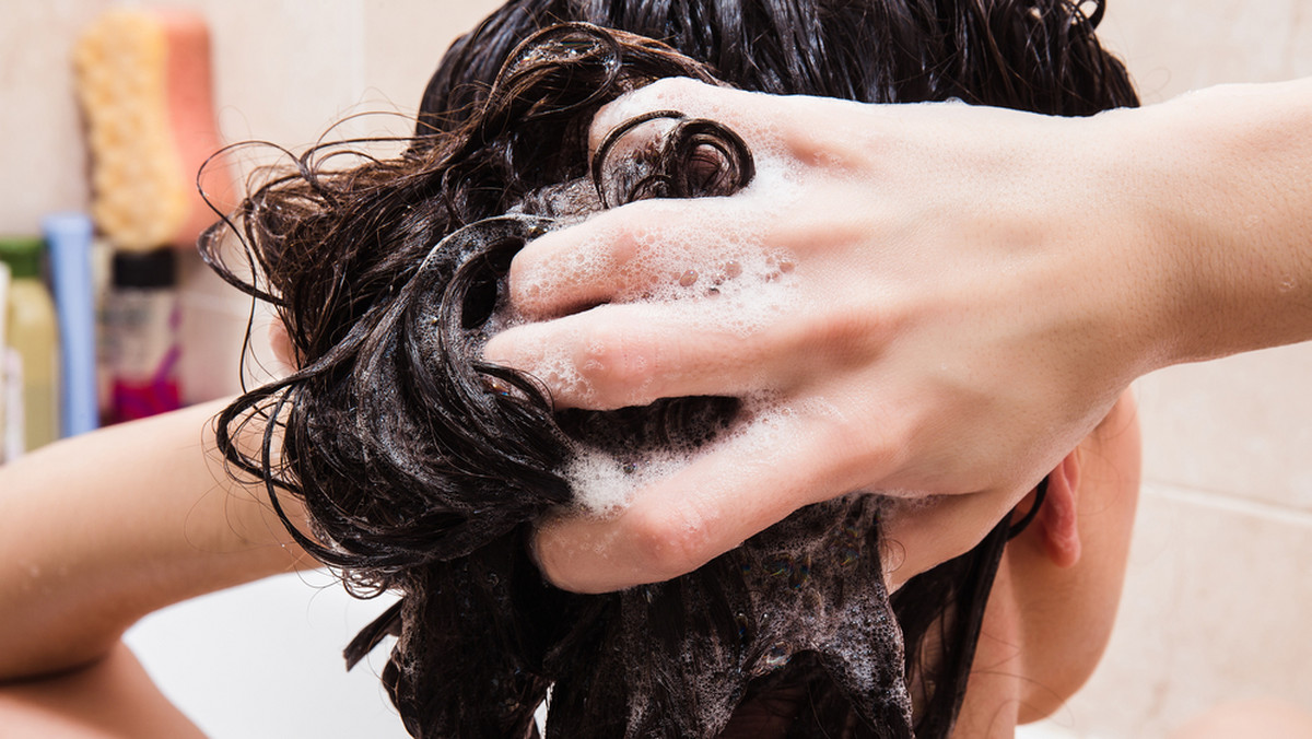 Częsty błąd przy myciu włosów. Przez to szybciej się przetłuszczają