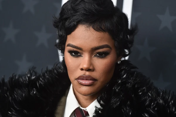 "Dikaprio otkida za njom, iako joj je 35 GODINA", navodna LJUBAVNICA Oskrovca POKIDALA kako se obukla, a ne nosi haljinu: ČIZME DO BUTINA su glavni hit