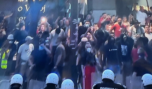 Napad na policiju kod Predsedništva