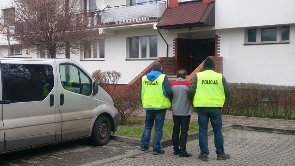 Do aresztu trafił mężczyzna, który nożem śmiertelnie ranił swoją żonę, zaatakował swoją córkę, a następnie próbował popełnić samobójstwo. Mężczyzna usłyszał już zarzuty. Będzie sądzony za zabójstwo i okaleczenie córki. Grozi mu dożywotnie więzienie.