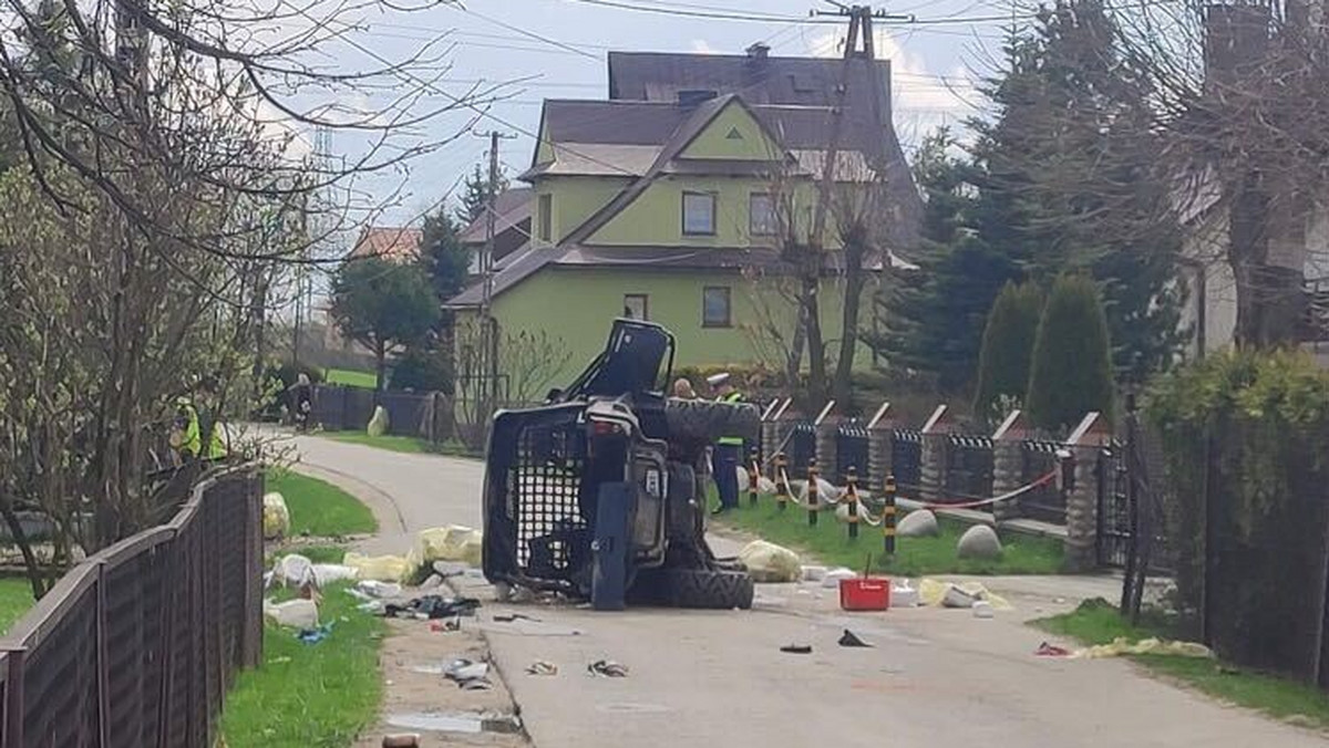 Do wypadku doszło w miejscowości Lasek tuż obok Nowego Targu. Według pierwszych informacji poszkodowani jechali przez wieś na quadzie. Nagle stracili panowanie nad pojazdem i uderzyli w przepust wody przy jednej z posesji.