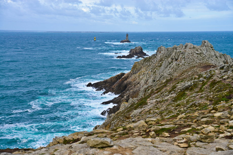 POINTE DU RAZ - skalisty przylądek w Bretanii nad Oceanem Atlantyckim. Jest najbardziej na zachód wysuniętym punktem stałego lądu Francji. 