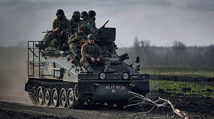 Bahmutot az ukrán védelmi erők tartották ellenőrzésük alatt, míg az orosz egységek erőiket a környező települések irányában történő támadó műveletek végrehajtására összpontosítták /Fotó: MTI/AP/Libkos
