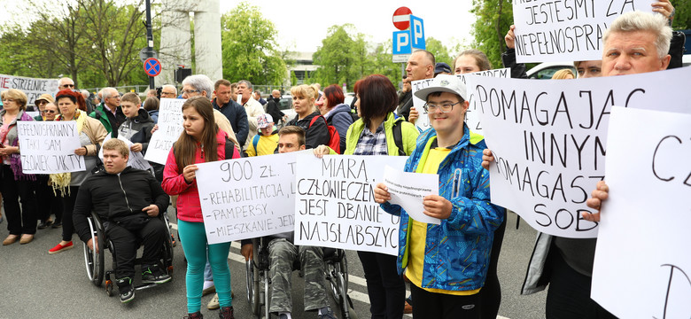 Ogólnopolski protest rodziców i opiekunów osób niepełnosprawnych. Elżbieta Rafalska w Sejmie
