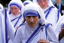 Matka Teresa podczas wizyty w obozie koncentracyjnym na Majdanku, 9 czerwca 1987 r.