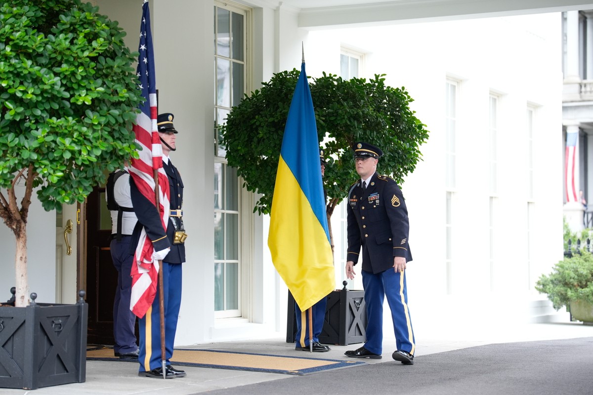 O godz. 19.15 rozpoczęło się spotkanie prezydentów USA i Ukrainy. Podczas spotkania w Gabinecie Owalnym Trump powiedział, że kwestia gwarancji bezpieczeństwa będzie jednym z głównych tematów omawianych podczas rozmów z udziałem europejskich przywódców