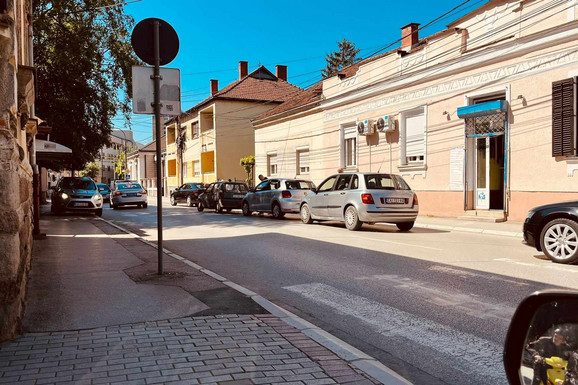 LANČANI SUDAR U CENTRU ČAČKA Sudarila se tri automobila, stvaraju se gužve (FOTO)