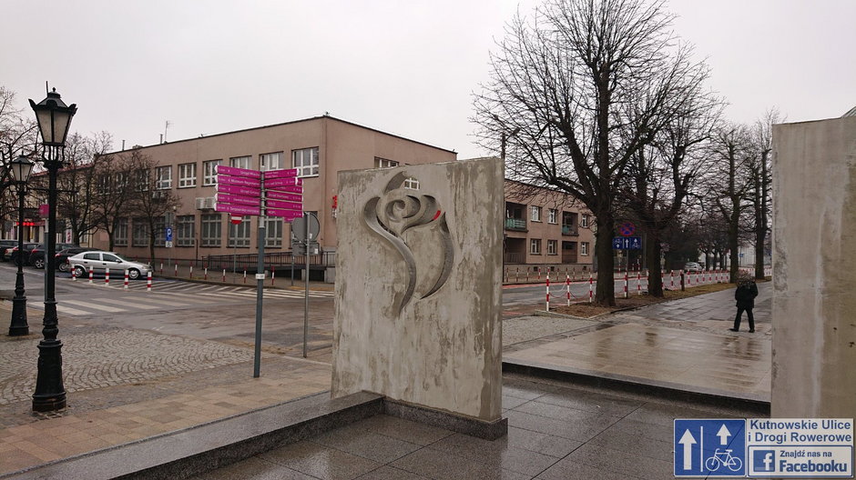 Betonowy parking na placu w Kutnie. Akceleracja brzydoty czy etap przejściowy?