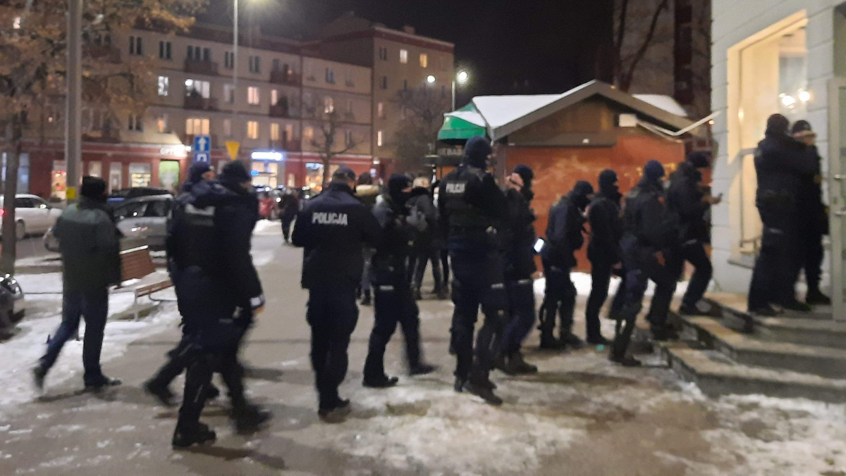 Gdańsk: interwencje policji w otwierających się knajpach