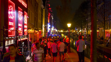Amsterdam ogranicza sprzedaż alkoholu w Dzielnicy Czerwonych Latarni