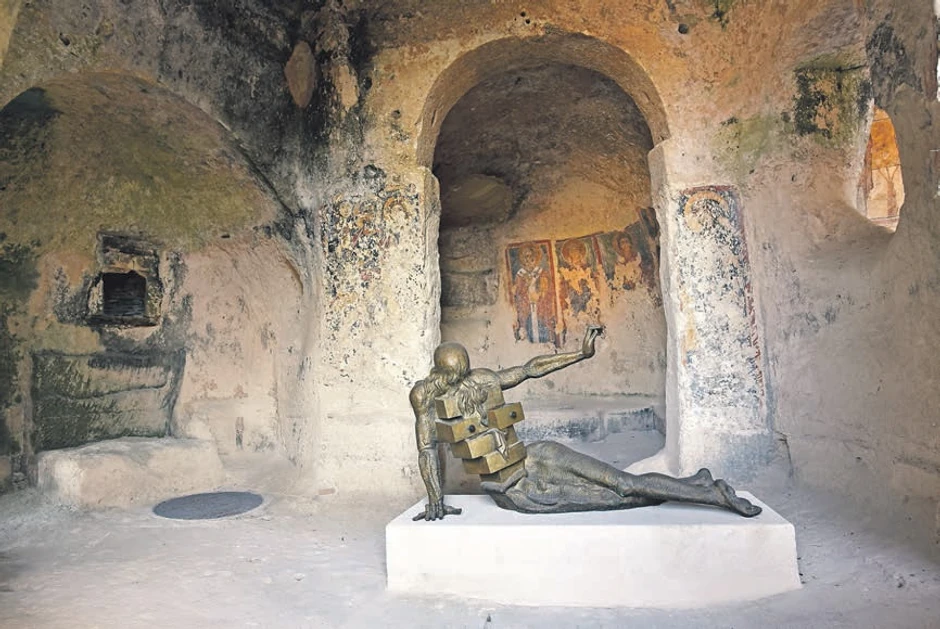 Antropomorfna komoda, 1982, bronza, visina 96 cm