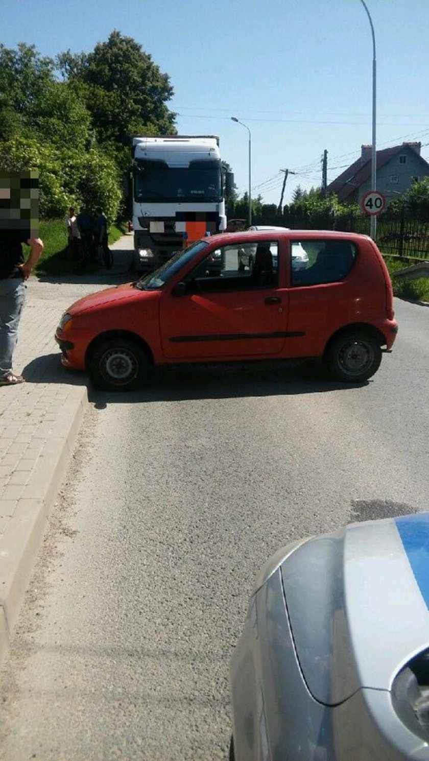 Kompletnie pijany kierowca utknął na skrzyżowaniu. Policjanci nie mogli nawiązać z nim kontaktu