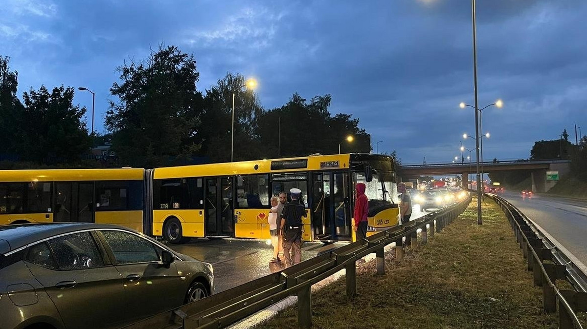 Kierowca autobusu miejskiego wjechał pod prąd. Później chciał zawracać i zablokował drogę