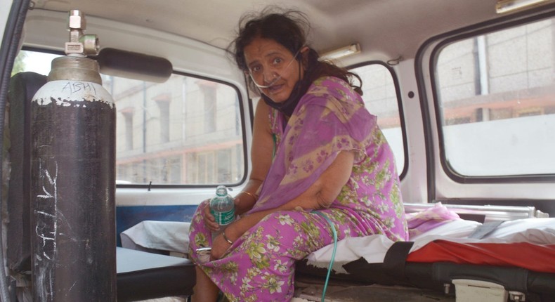 A woman is seen on oxygen support moments before she collapsed while waiting to get tested for Covid-19 infection, at MMG hospital, on April 21, 2021 in Ghaziabad, India.
